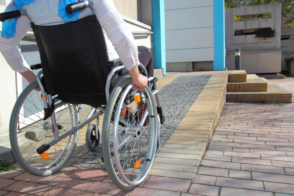 Entrée de commerce accessible PMR avec rampe d'accès et porte large pour fauteuil roulant
