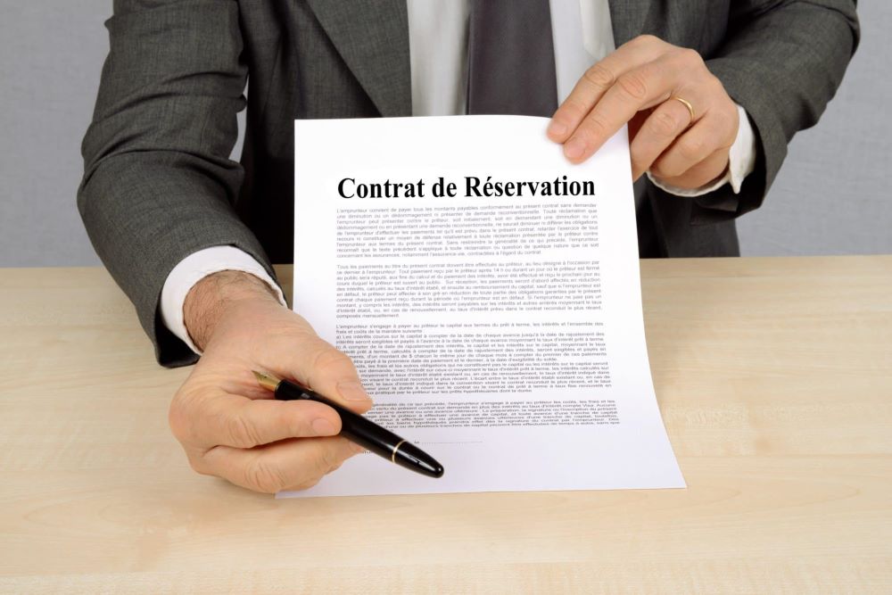 Signature d'un contrat de réservation VEFA chez le notaire pour l'achat d'un appartement neuf en construction