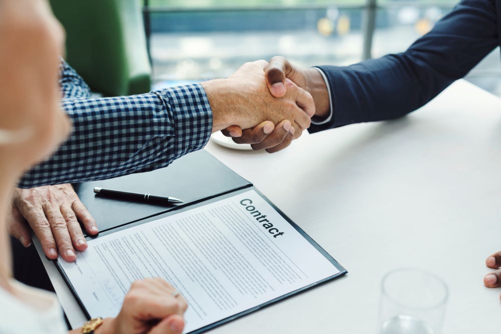 Signature d'un acte de vente d'un terrain avec permis de construire existant chez le notaire