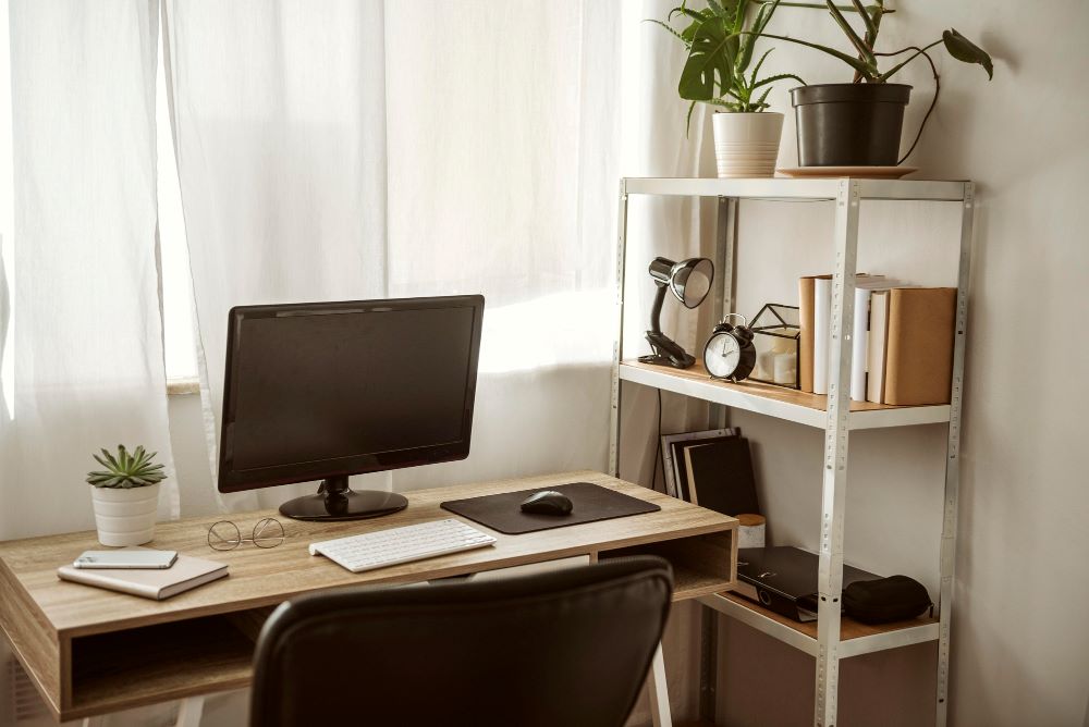 Bureau professionnel aménagé à domicile dans une maison individuelle pour l'exercice d'une activité indépendante