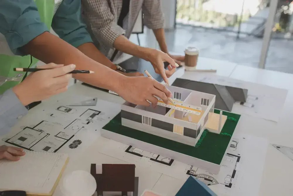 Comparaison de plans de toiture montrant une lucarne disproportionnée et sa correction alignée sur la façade