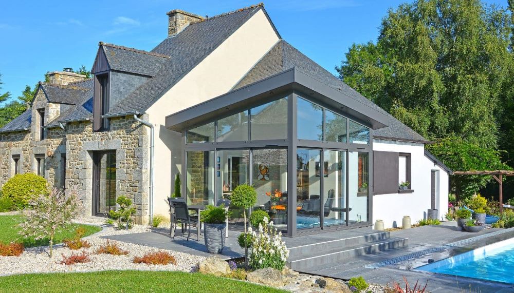 Différentes solutions d'agrandissement de maison : véranda, annexe dans le jardin et transformation de garage