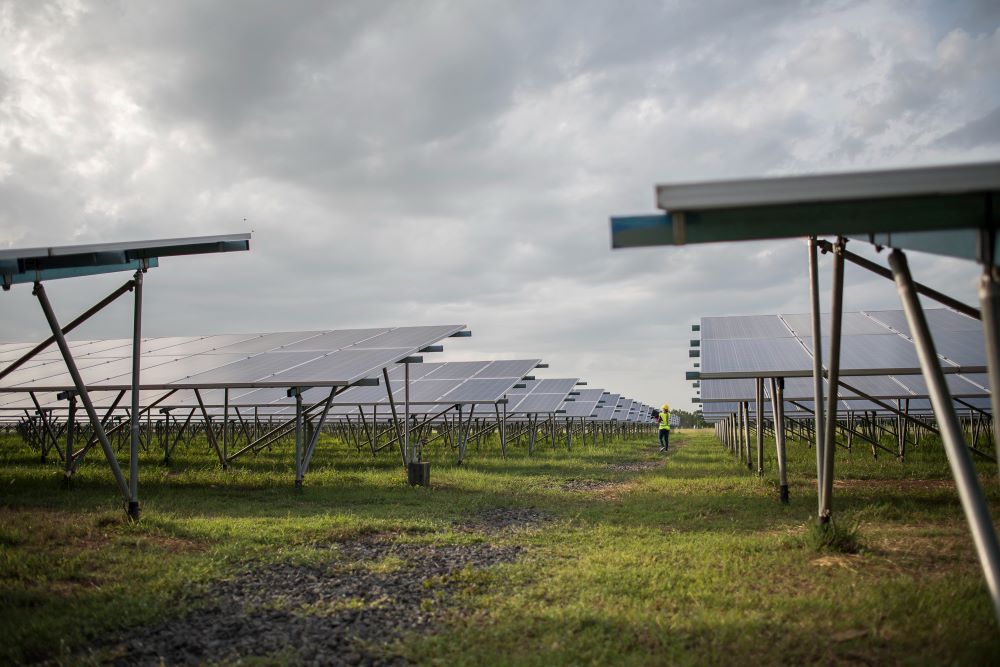 Installation agrivoltaïque avec panneaux solaires surélevés permettant une culture agricole en dessous sur un terrain en zone A