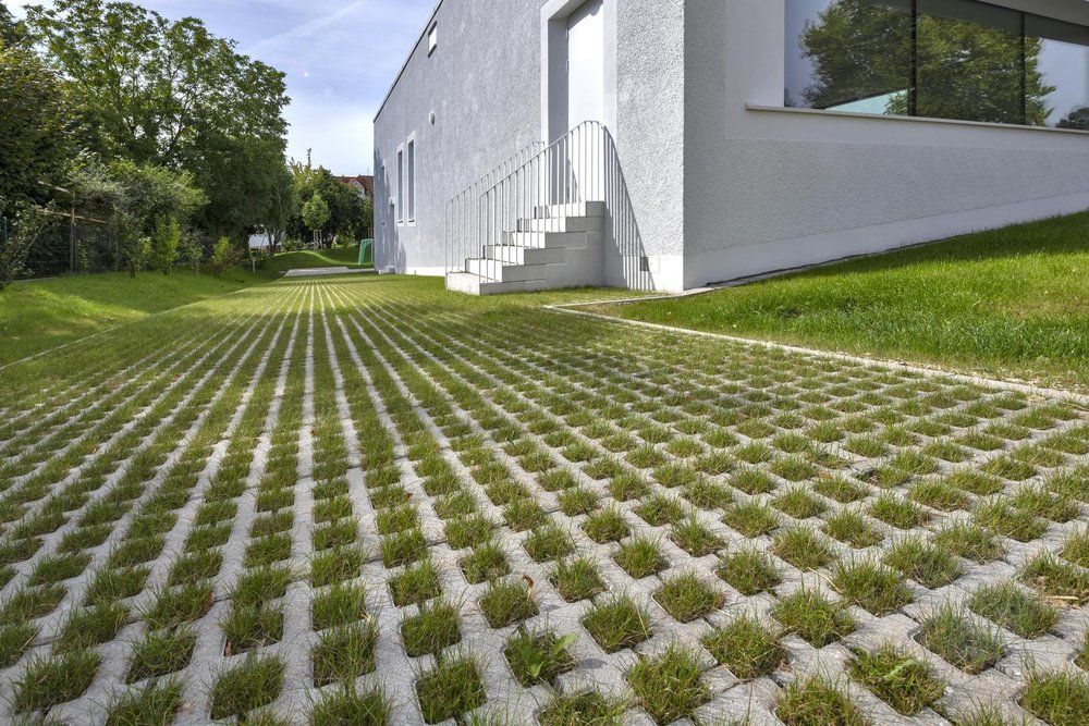 Allée carrossable réalisée en pavés drainants préservant la perméabilité des sols et le ruissellement des eaux pluviales