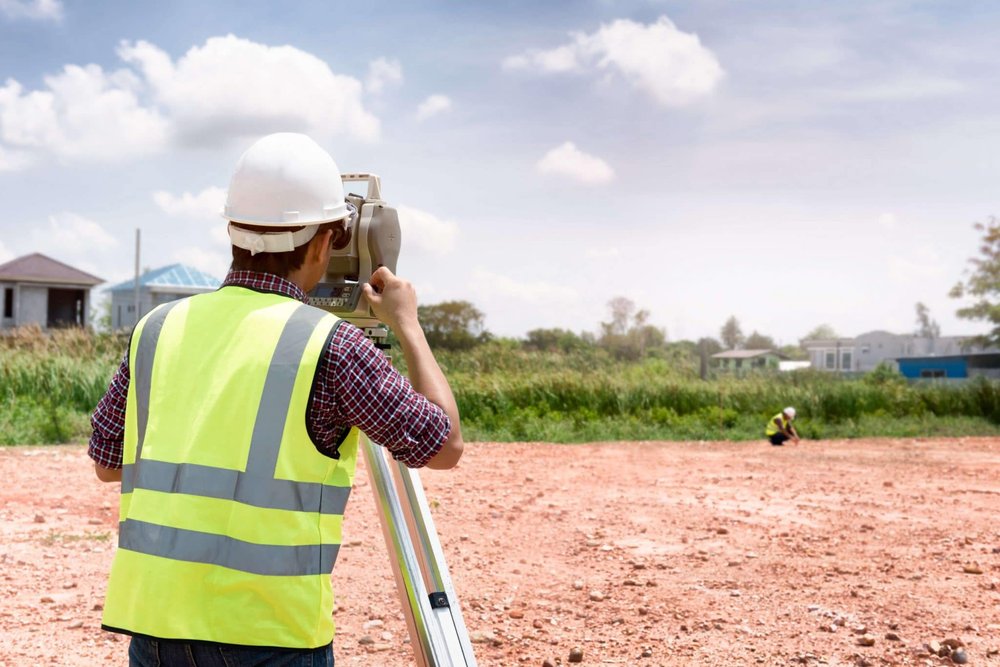 Plan de géomètre avec points altimétriques et courbes de niveau pour l'implantation d'une maison sur vide sanitaire