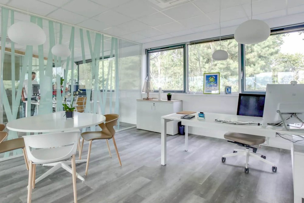 Plateau de bureaux spacieux en cours d'aménagement intérieur pour la création d'appartements lumineux