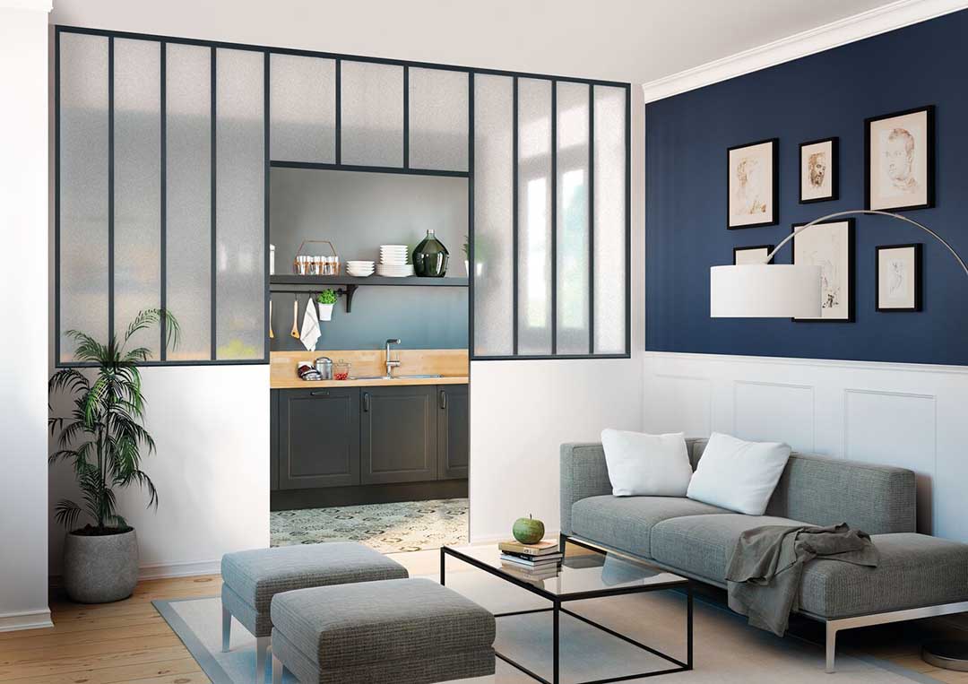 Intérieur aménagé d'un studio de jardin avec espace de vie, cuisine ouverte et salle d'eau