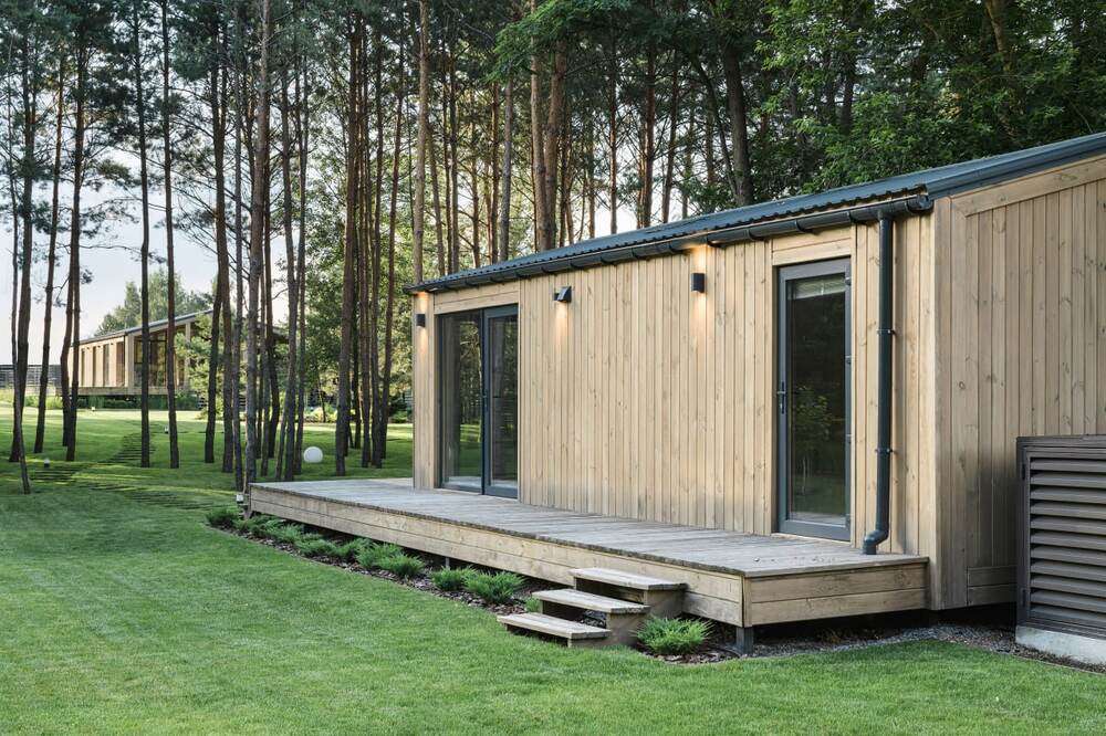 Studio habitable indépendant construit dans le jardin d'une maison individuelle avec bardage bois