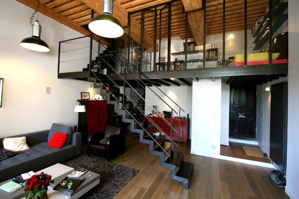 Appartement en copropriété avec mezzanine créée et nouvelle fenêtre en façade nécessitant accord AG et déclaration préalable