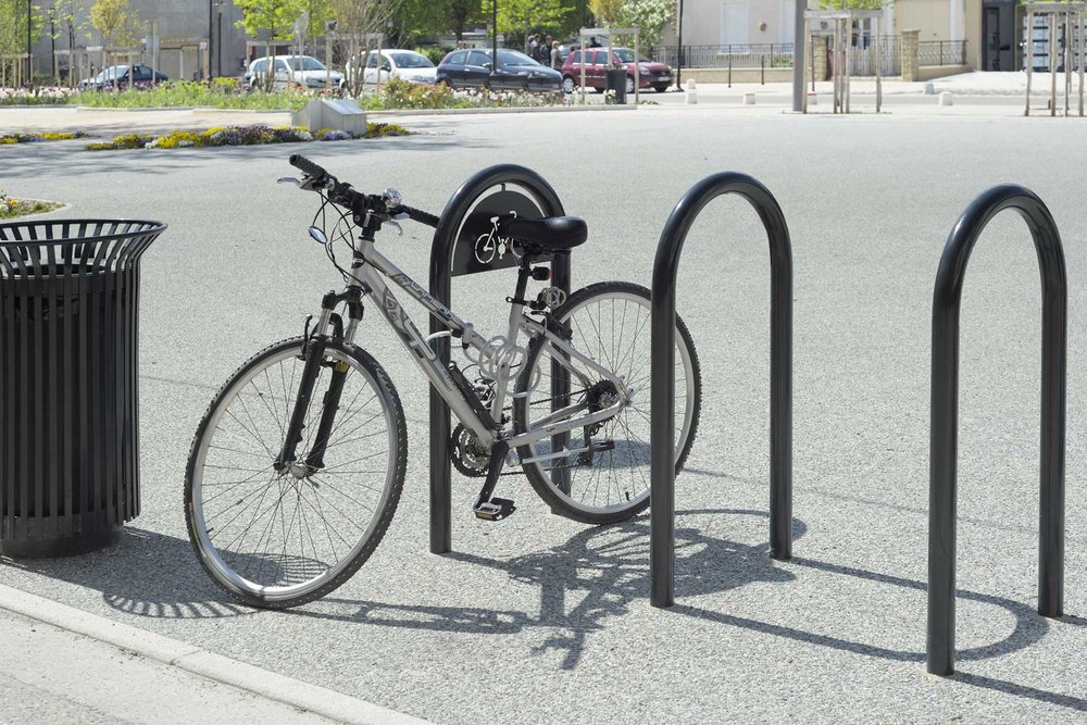 Arceaux de stationnement vélo permettant l'accroche du cadre pour une sécurité renforcée contre le vol