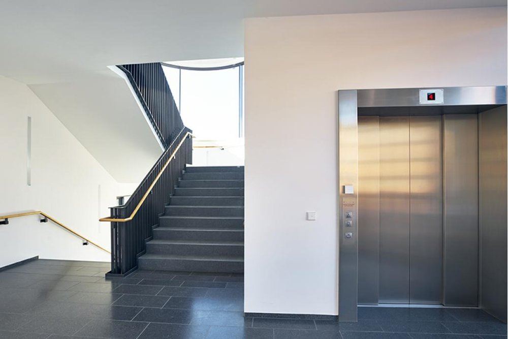 Installation d'un ascenseur dans une cage d'escalier d'immeuble en copropriété pour améliorer l'accessibilité