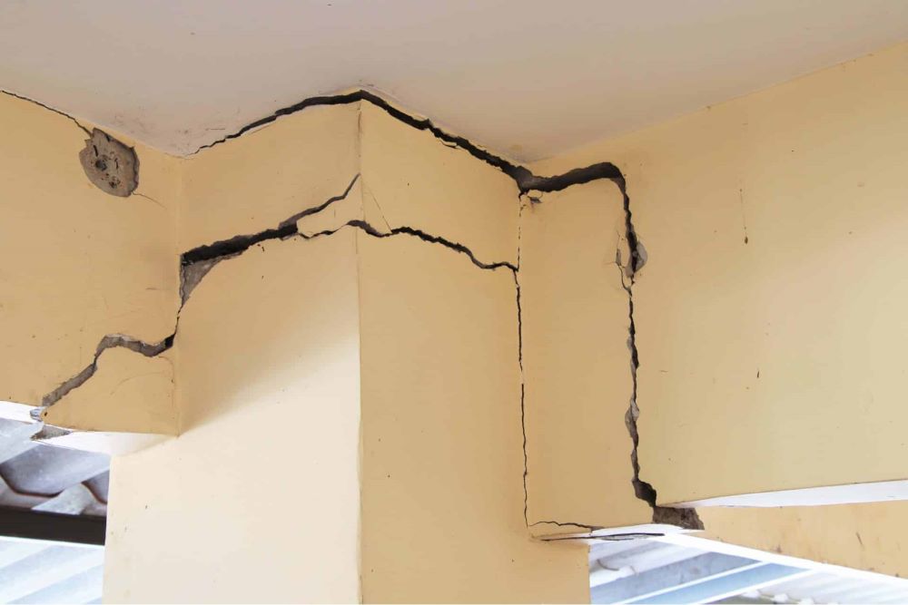 Fissures structurelles importantes dans les murs d'une maison neuve relevant de la garantie décennale et de l'assurance dommages-ouvrage