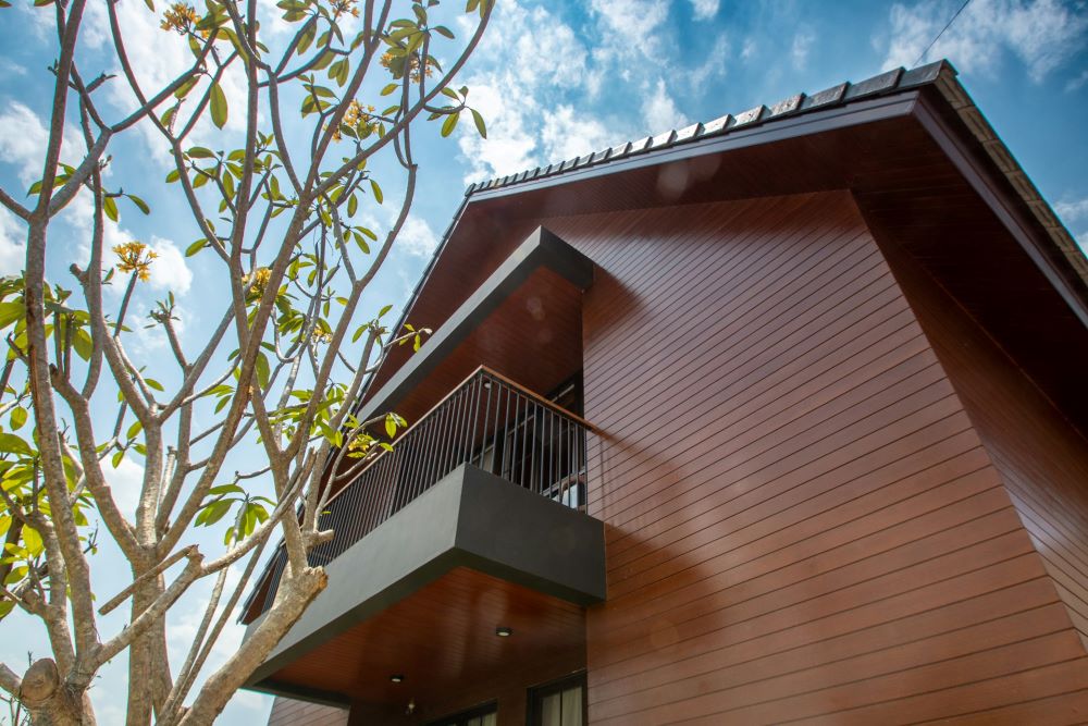 Balcon en porte-à-faux créé en étage d'une maison individuelle avec garde-corps en acier