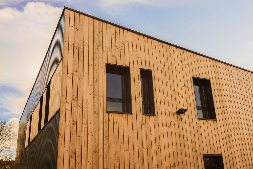Façade en bardage bois claire-voie horizontal sur une maison individuelle illustrant la lame d'air ventilée derrière le revêtement