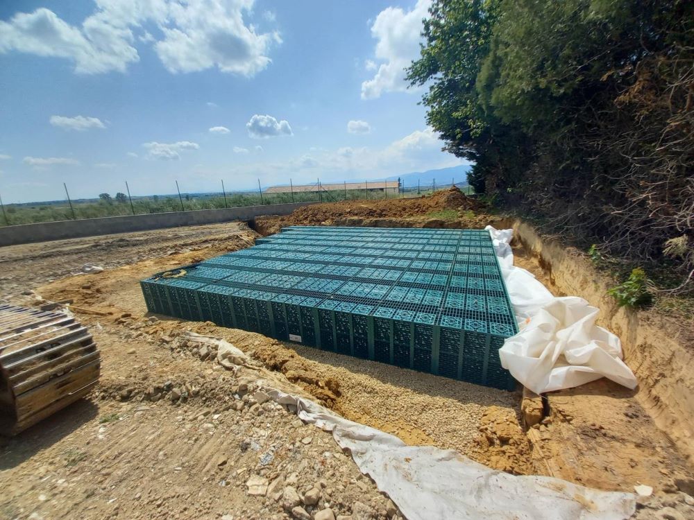 Installation d'un bassin de rétention enterré à alvéoles polypropylène lors de la construction d'une maison individuelle