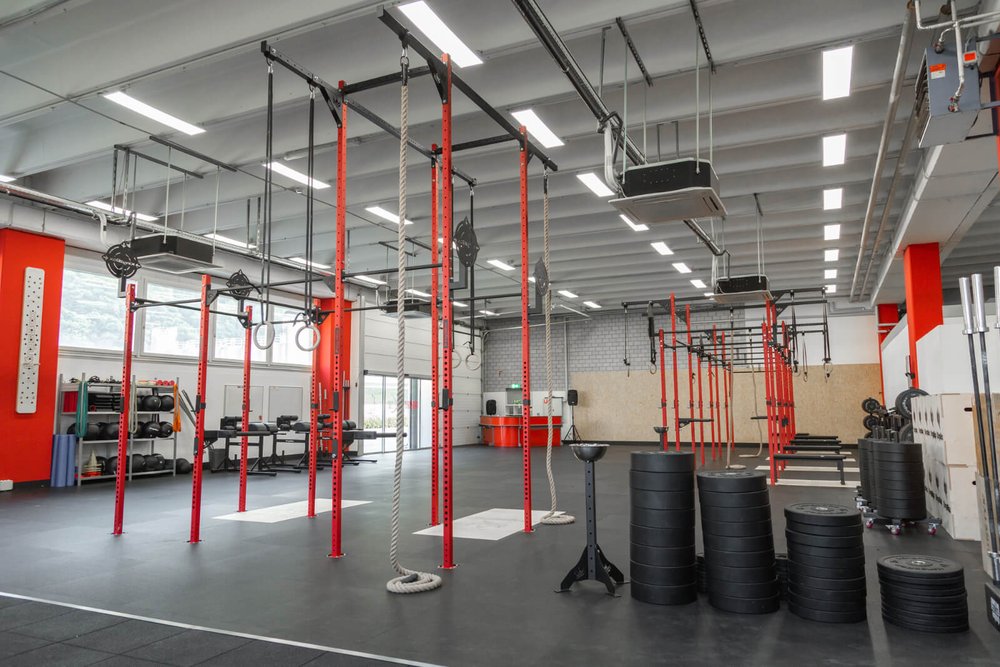 Box crossfit aménagé dans un ancien local commercial avec équipements de musculation et sol renforcé