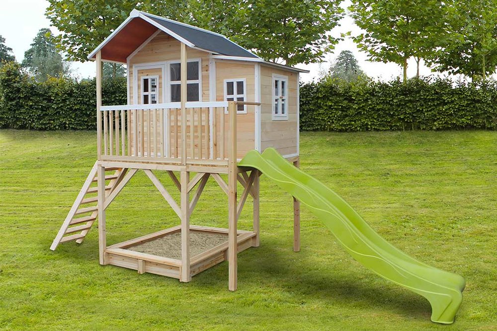 Cabane en bois pour enfant avec toboggan installée dans un jardin, structure de jeux fixe soumise à déclaration préalable au-delà de 5 m²
