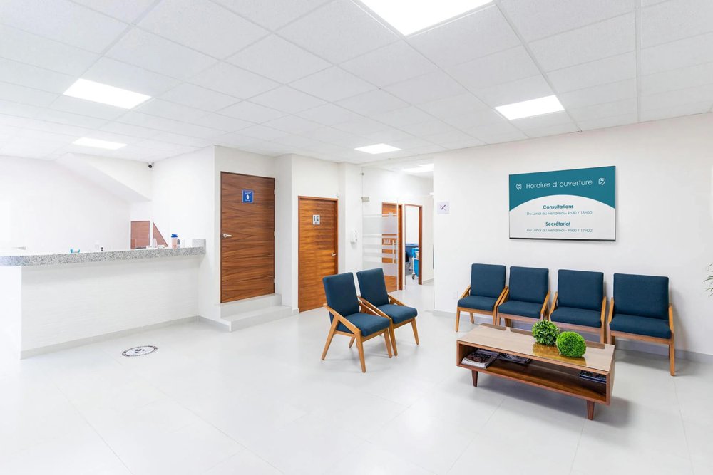 Salle d'attente d'un cabinet médical aménagée avec accessibilité PMR et sièges espacés