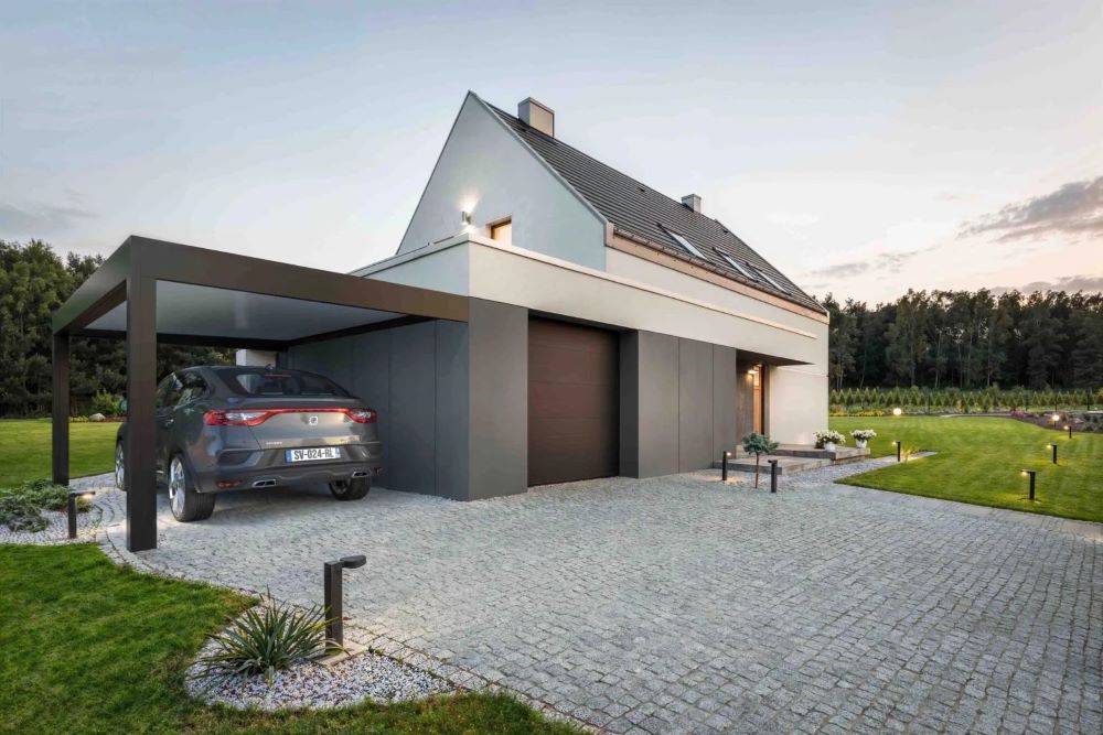 Carport en bois adossé à une maison individuelle avec toiture simple pente