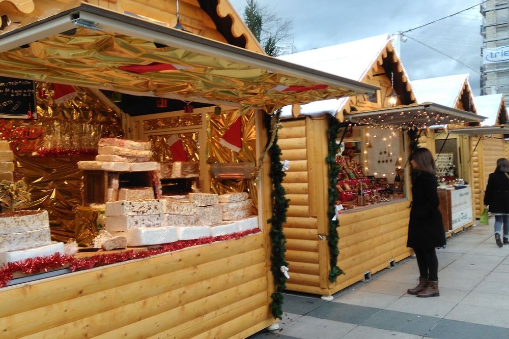 Chalet en bois d'un marché de Noël installé temporairement sur une place publique