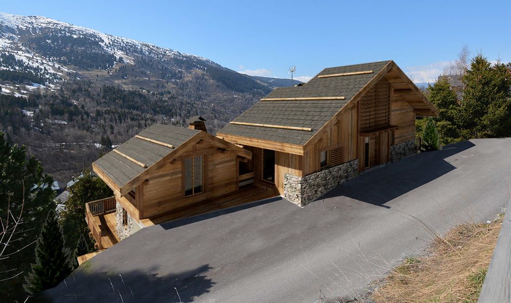 Extension d'un chalet de montagne en bois avec toiture à forte pente intégrée au style architectural local