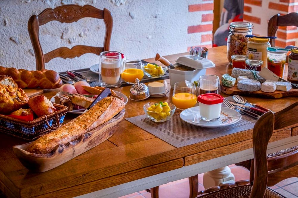 Table d'hôtes dans une chambre d'hôtes rurale avec repas maison servi aux hôtes par les propriétaires