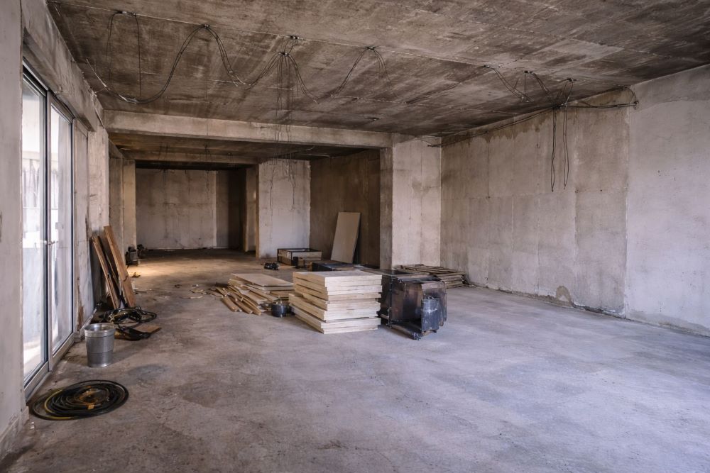 Chantier de restructuration d'anciens bureaux transformés en logements avec création de cloisons et installation de réseaux