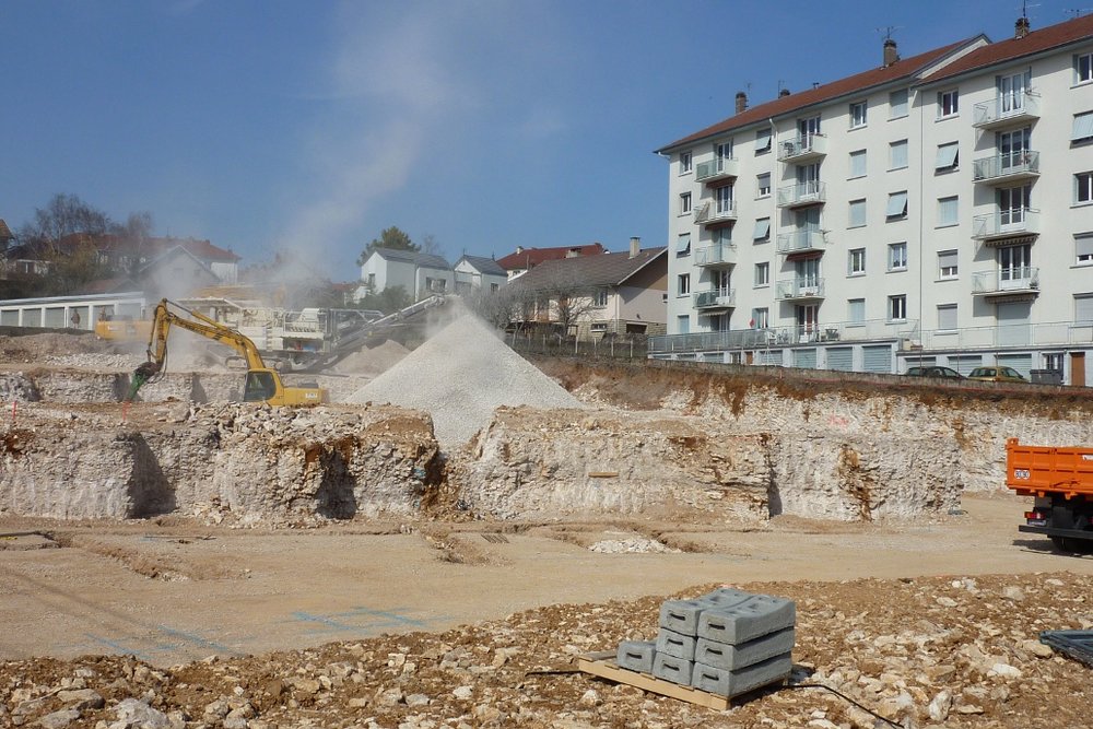 Chantier de construction professionnel en zone résidentielle, activité soumise à des horaires réglementés le week-end