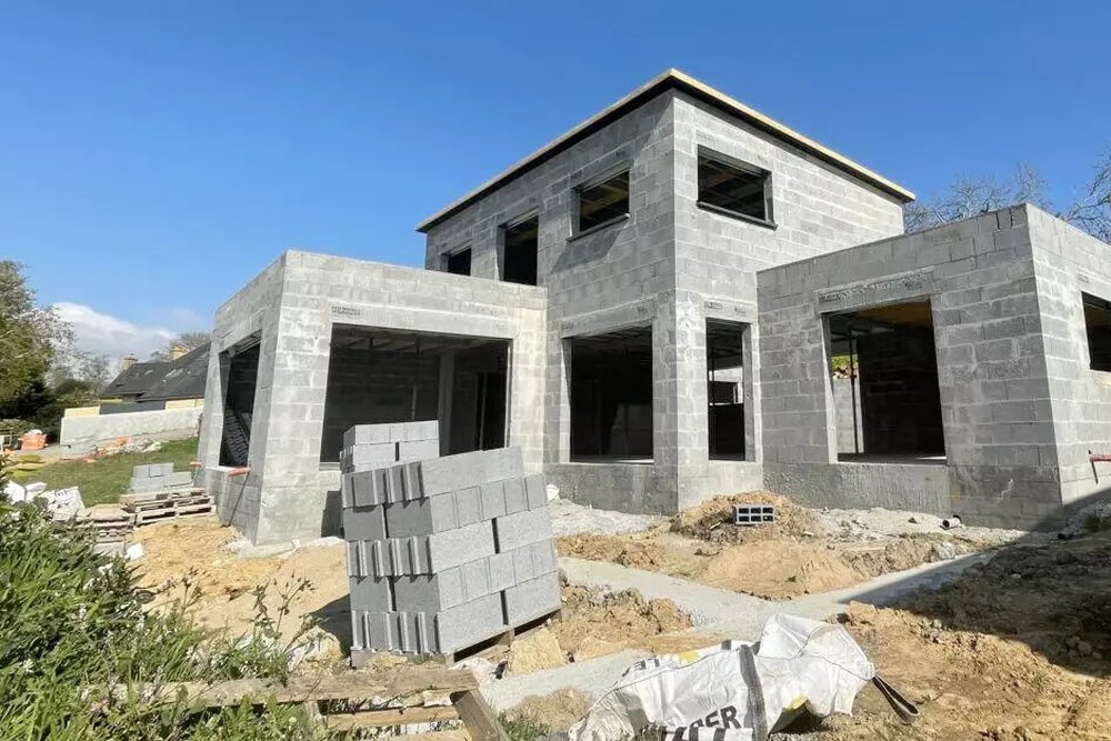 Chantier de construction d'une maison individuelle en cours de gros œuvre dans le cadre d'un CCMI