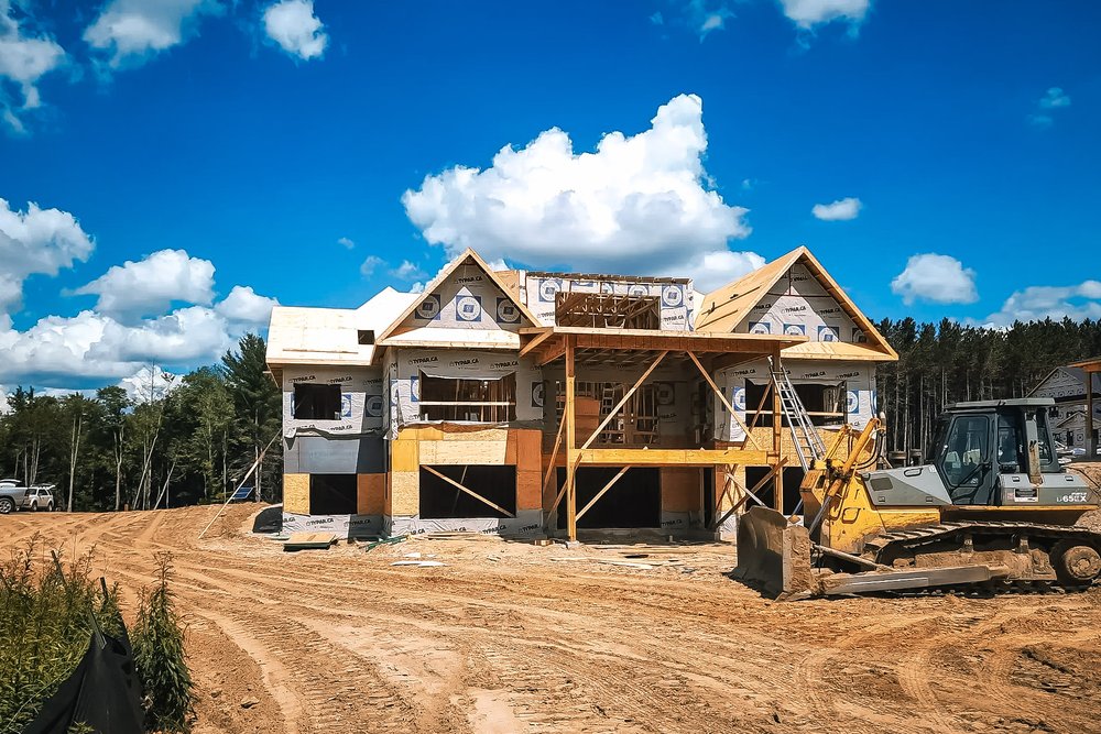 Chantier de construction d'une maison en cours de régularisation via un permis modificatif