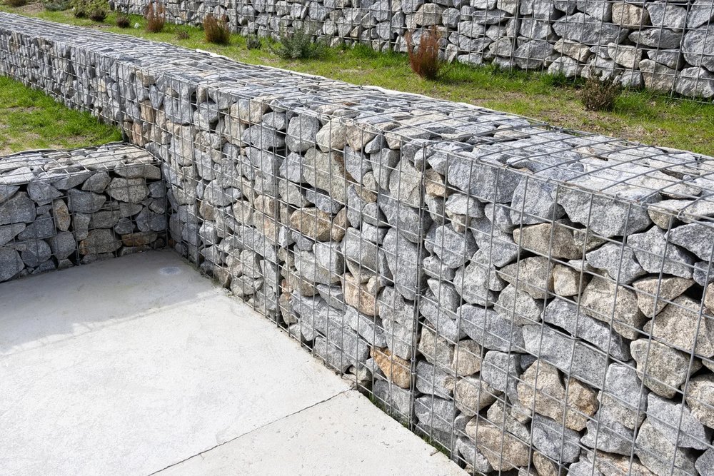 Chantier de stabilisation de talus avec enrochement et mur de soutènement lors d'un remodelage du relief