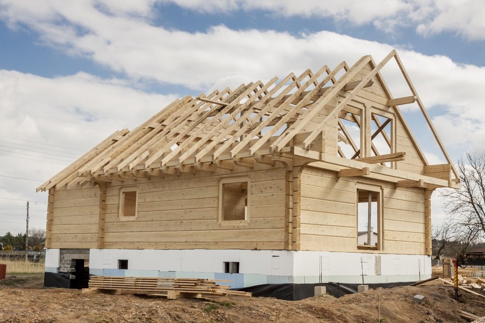 Chantier de construction dont une partie des travaux est suspendue dans l'attente de la délivrance du permis modificatif