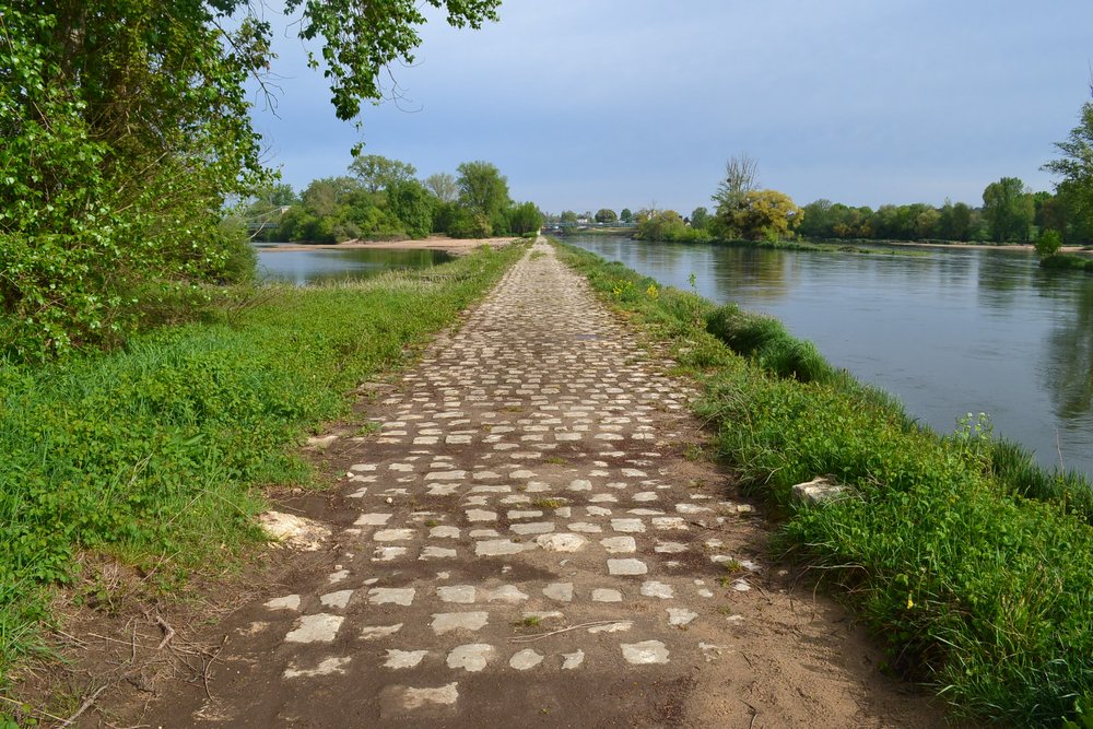 Chemin de halage le long d'un canal navigable, aujourd'hui utilisé pour le passage des piétons et des cyclistes