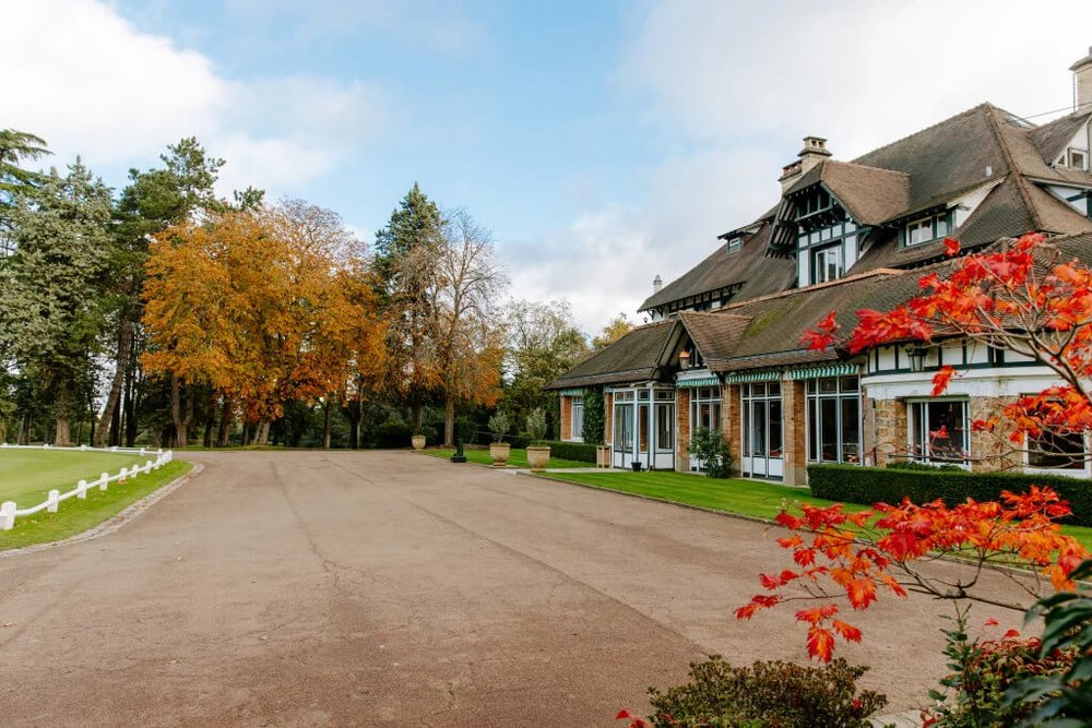 Clubhouse d'un golf soumis à permis de construire distinct du permis d'aménager du parcours
