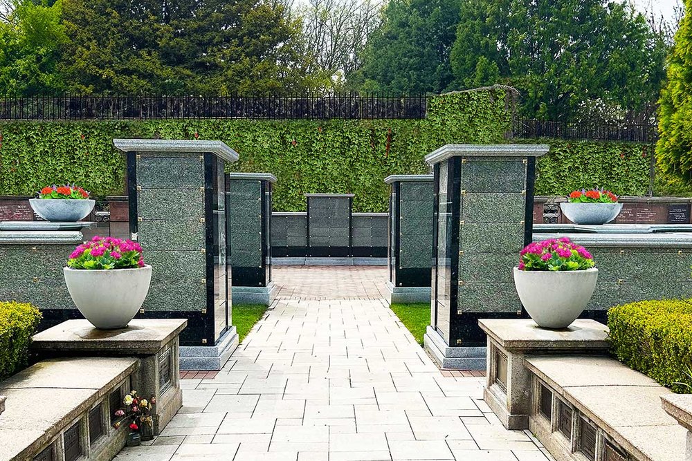 Columbarium aménagé dans un cimetière communal avec espace cinéraire paysager
