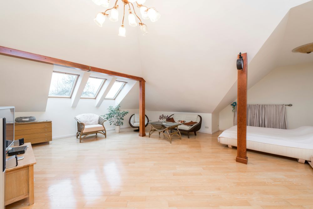 Combles aménagés en chambre et bureau après rehaussement de toiture avec lucarne et fenêtres de toit