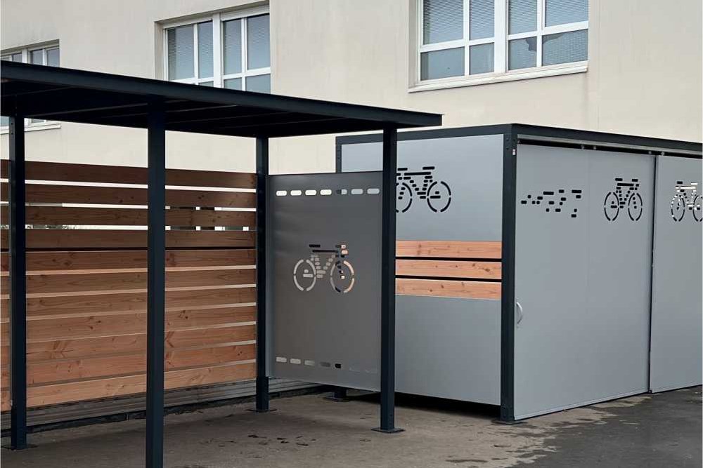 Comparaison visuelle entre un abri à vélos ouvert et un local fermé installés côte à côte dans un jardin