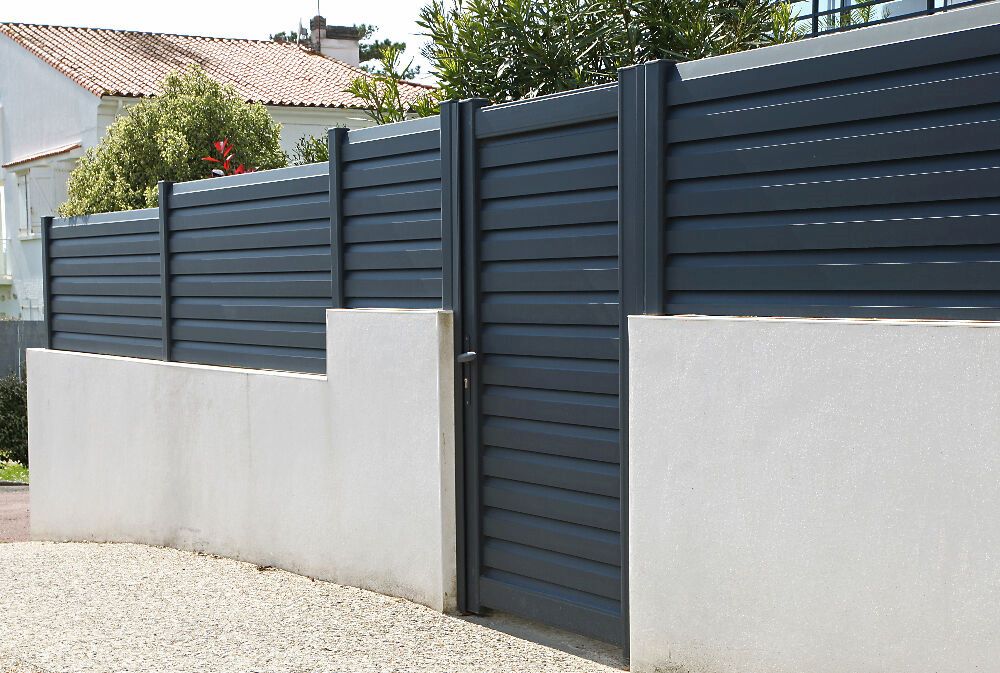 Comparaison visuelle entre un mur de clôture plein, un mur bahut avec grille et un mur de soutènement retenant des terres