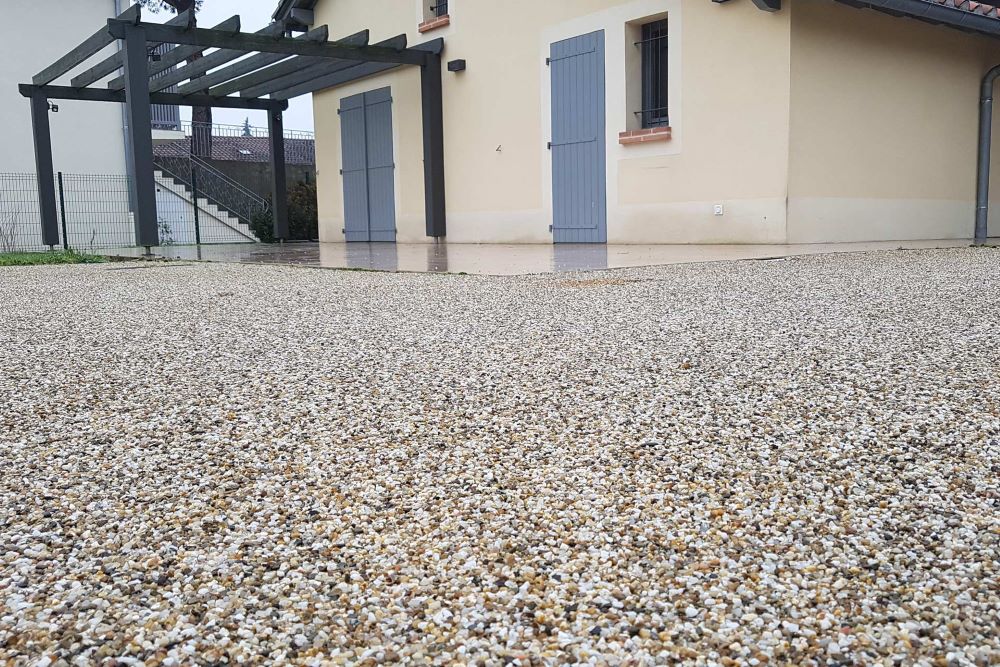 Comparatif des matériaux pour aire de stationnement privée : béton, gravier, pavés drainants et dalles alvéolaires