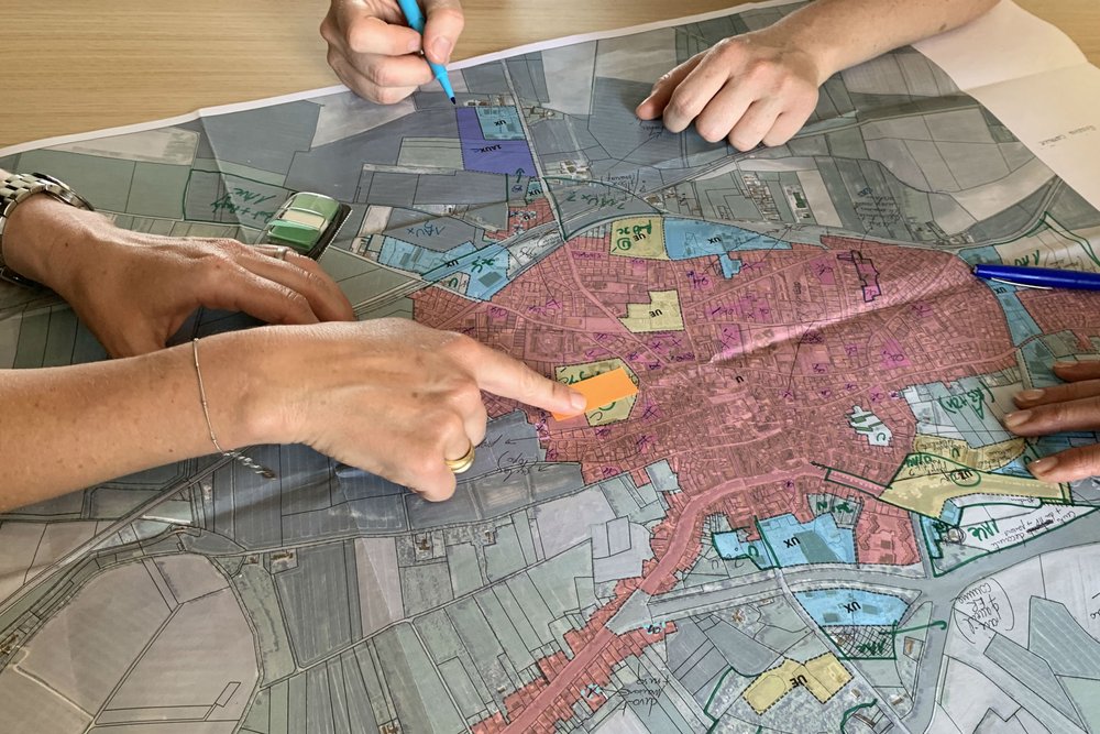 Réunion de travail sur des plans d'urbanisme et de construction à l'échelle intercommunale