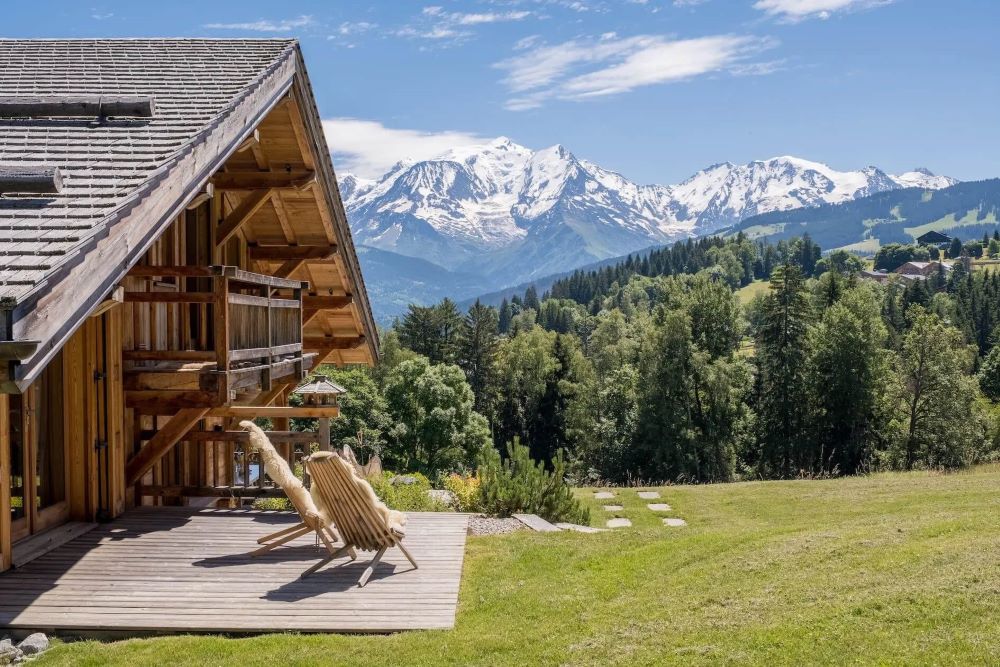 Chalet de montagne construit en continuité d'un hameau existant dans un massif alpin, conforme à la loi Montagne