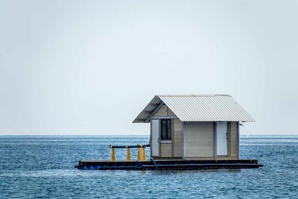 Maison construite en zone inondable avec plancher surélevé au-dessus de la cote de référence du PPRI