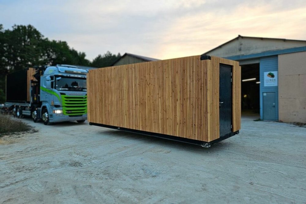 Conteneur maritime habillé d'un bardage bois pour une meilleure intégration paysagère sur un terrain agricole