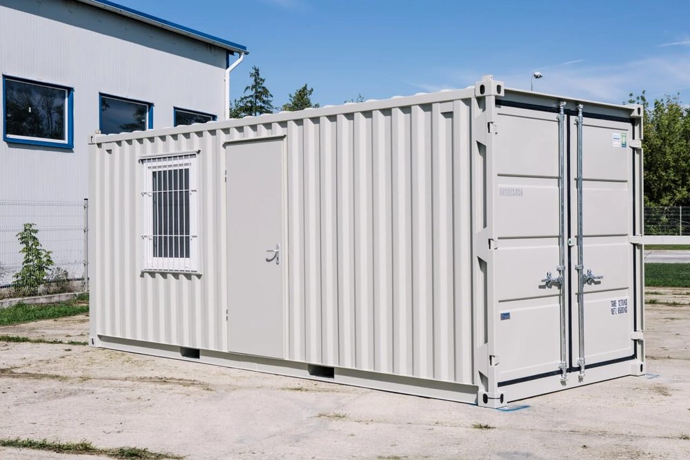 Conteneur maritime de stockage installé sur un terrain privé en zone rurale