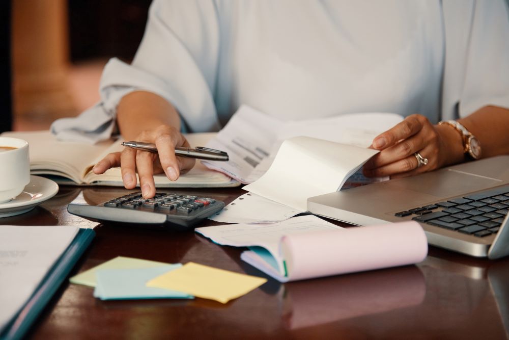 Propriétaire préparant une réclamation pour contester sa taxe foncière auprès du centre des finances publiques