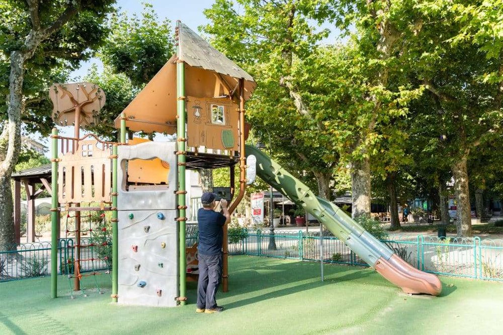 Contrôle technique annuel d'un équipement de jeux pour enfants réalisé par un professionnel qualifié