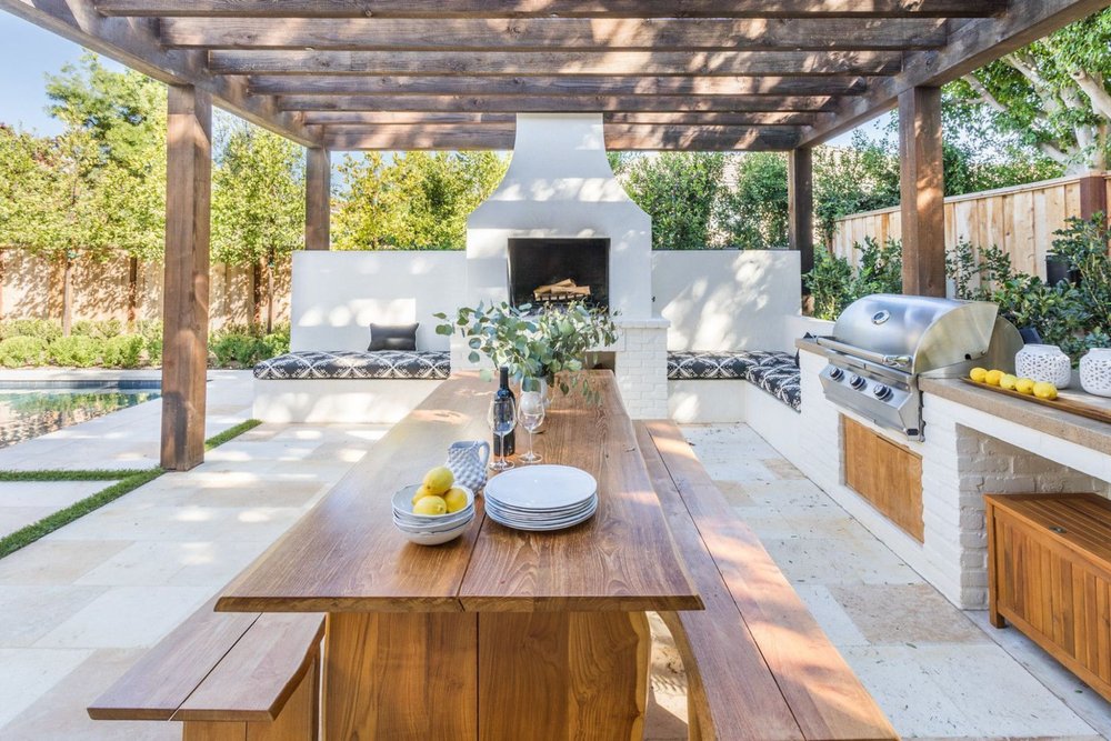 Cuisine d'été extérieure aménagée dans un jardin de maison individuelle, avec plan de travail et espace de cuisson