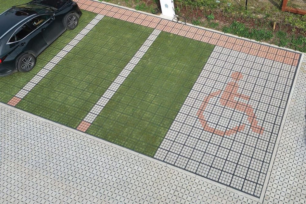 Parking en dalles gazon perméables contribuant au coefficient de biotope par surface avec coefficient 0,3