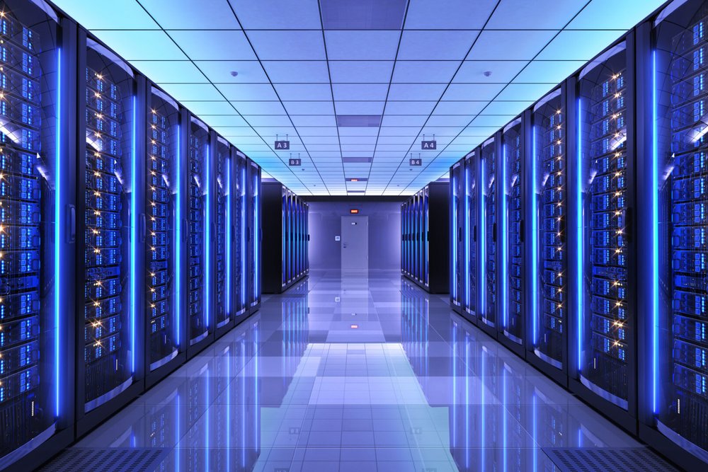Bâtiment de data center en construction avec ses installations techniques de refroidissement et d'alimentation électrique