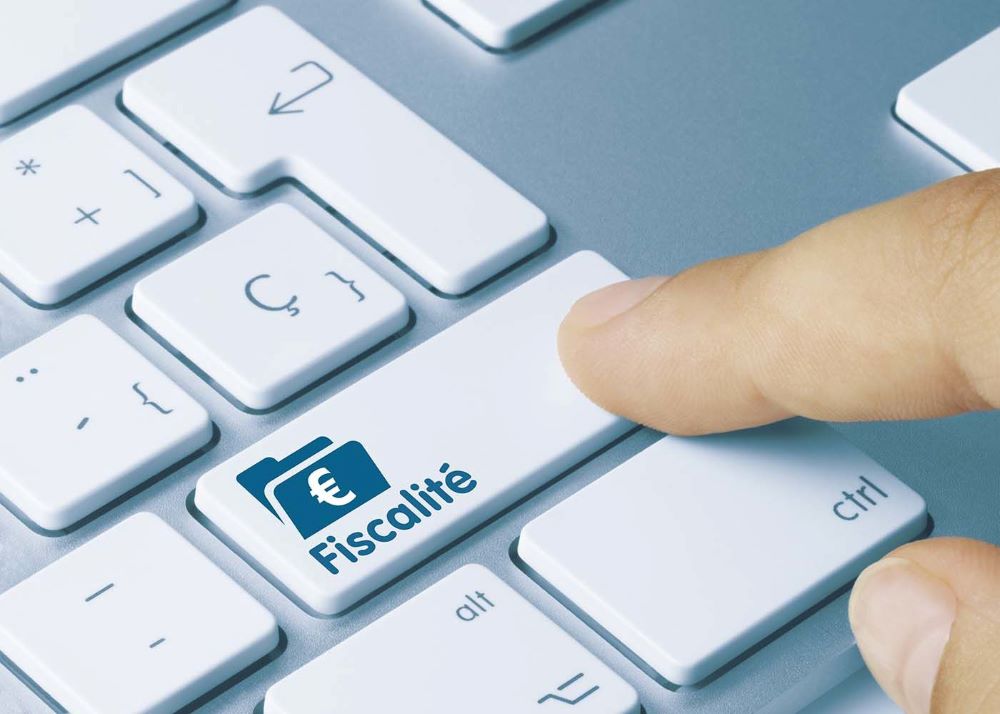 Formulaire H1 de déclaration de construction neuve aux impôts posé sur un bureau avec stylo